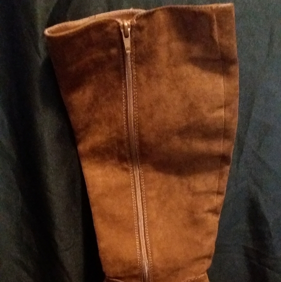 NWOT suede boots - Picture 3 of 6
